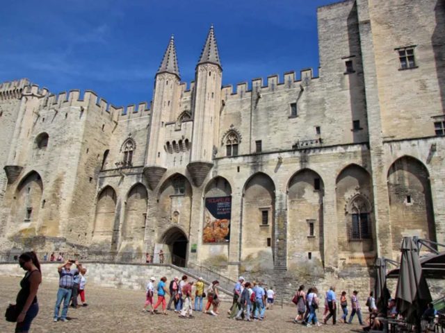 Avignon: Unveiling Papal History, Savoring Provencal Cuisine, and Immersing in Culture